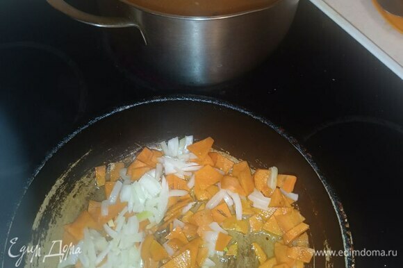 Разогреваем сковородку, вливаем 2 ложки масла и немного обжариваем лук и морковь. Буквально 2–3 минуты. Затем все это отправляем в кастрюлю.