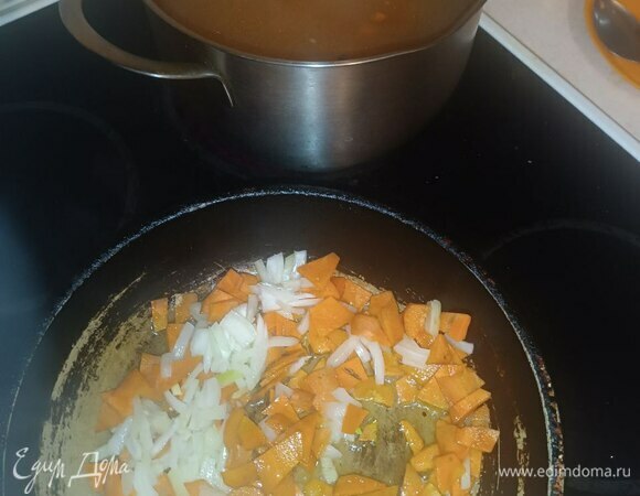 Разогреваем сковородку, вливаем 2 ложки масла и немного обжариваем лук и морковь. Буквально 2–3 минуты. Затем все это отправляем в кастрюлю.