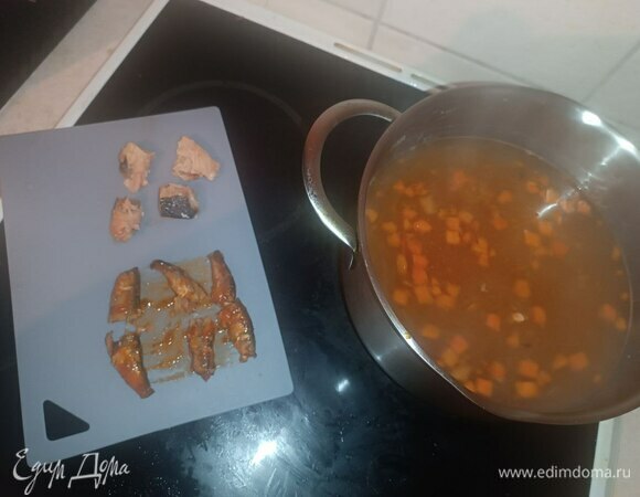 Возвращаемся к рыбке. Горбушу делим на небольшие кусочки. Крупную кильку разрезаем пополам. А мелкая и так пойдет :) Проверяем готовность перловой каши, картофеля. Если готовы, то отправляем рыбку в кастрюлю и переходим к следующему этапу.