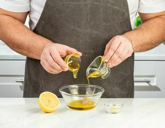 В небольшой миске соедините горчицу с 1 ст. л. оливкового масла, медом, лимонным соком и измельченным чесноком.