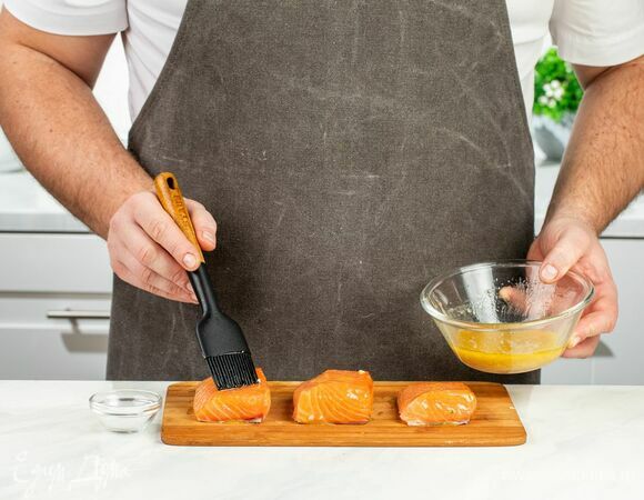 Нанесите маринад на рыбу, посыпьте ее крупной морской солью и оставьте на 10-15 минут.