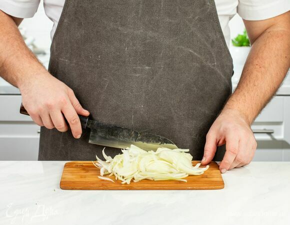 Лук нарежьте тонкими перьями.