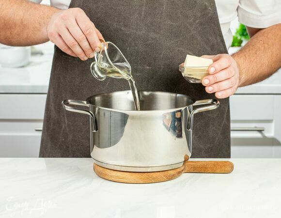 В кастрюле с толстым дном соедините сливочное масло с оливковым.