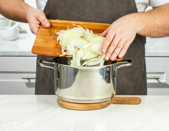 Добавьте луковую нарезку и тушите на медленном огне, постоянно помешивая.