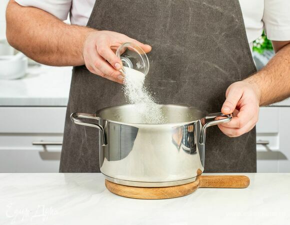 Через 10 минут введите сахар с небольшими промежутками. Накройте крышкой и продолжайте тушить лук на минимальном огне еще 20 минут. Не забывайте помешивать нарезку, чтобы она не пригорела.