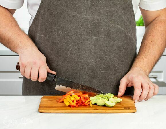 Авокадо очистите и нарежьте кубиками, а перец порубите соломкой. Салат романо порвите руками, соедините все ингредиенты в глубокой миске.