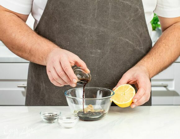 Приготовьте лимонную заправку. Измельчите зубчик чеснока и соедините с остальными компонентами, хорошо перемешайте до однородного состояния.