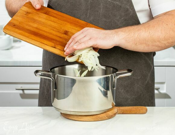 Обжарьте лук в кастрюле с толстым дном в течение 5–7 минут до мягкости.