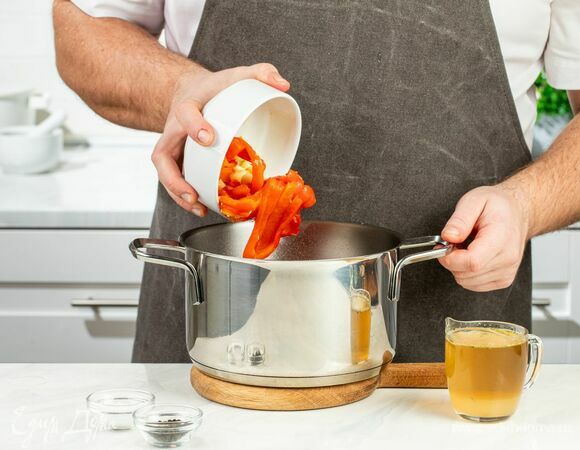 Выложите к нему запеченные овощи и влейте бульон (если его нет, можно использовать воду). Посолите и добавьте молотый перец. Когда суп закипит, варите его еще 15 минут.