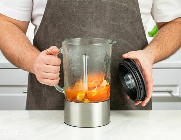 С помощью блендера пюрируйте суп до однородности.