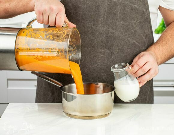 Влейте сливки и доведите до кипения.