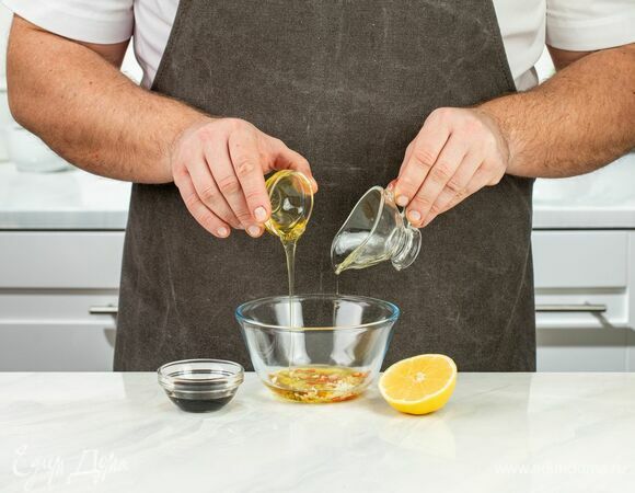 Для начала сделайте соус. Измельчите чеснок и маленький кусочек имбиря. Смешайте все ингредиенты. По желанию добавьте перец чили. Оставьте соус настаиваться в течение получаса.