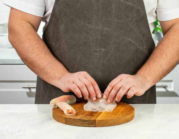 Заверните рисовую бумагу по бокам и скатайте в упругий ролл.