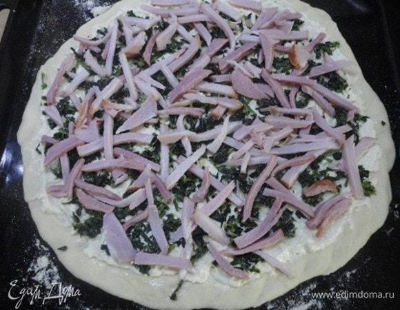 Разложить кусочки ветчины.