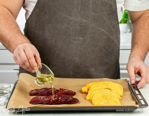 Тыкву очистите от семян и кожуры. Порубите на небольшие кусочки. Свеклу также очистите и нарежьте на полукруги. Застелите противень бумагой для выпечки, выложите тыкву и свеклу. Посыпьте орегано, солью и перцем, а сверху сбрызните оливковым маслом. Запекайте овощи в духовке при 200°С в течение 20 минут.