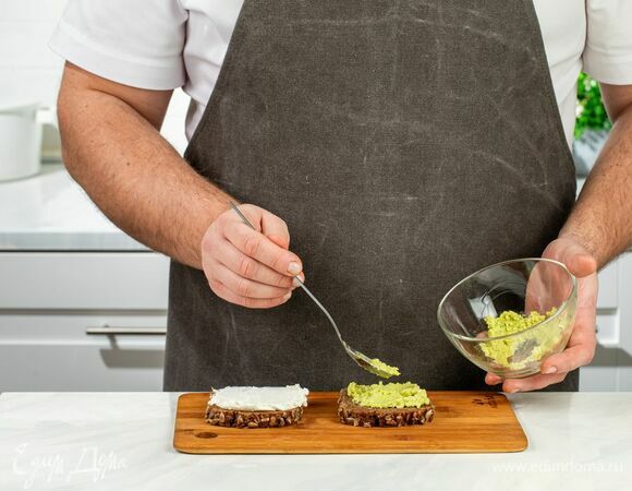 Соберите тосты. На один ломтик хлеба нанесите авокадо, второй ломтик смажьте творожным сыром.