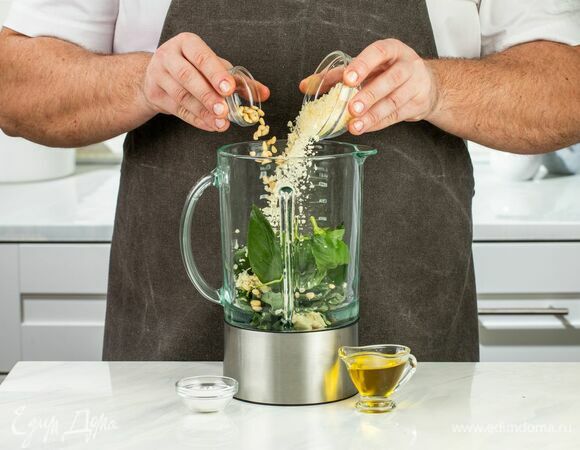 Для начала сделайте соус. Соедините все ингредиенты в блендере и измельчите до однородного состояния.