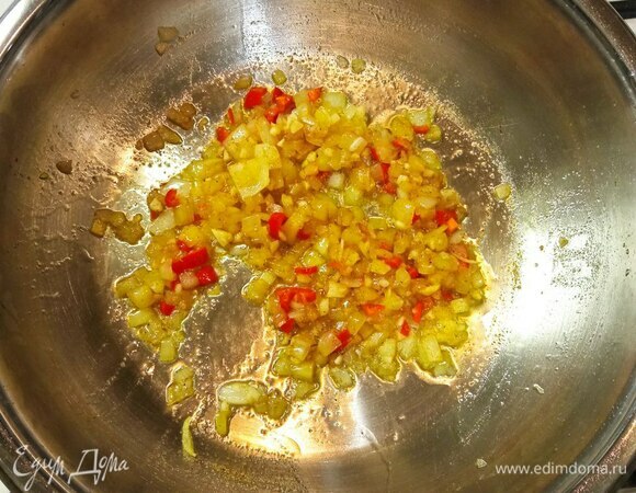 Сухую фасоль промываем и замачиваем на 12 часов в холодной воде со щепоткой пищевой соды. Воду периодически меняем. Если нужно, готовим креольскую смесь. Все ингредиенты измельчаем в блендере/кофемолке/ступке до однородной массы. Когда фасоль набухнет, отвариваем ее. Время варки зависит от сорта фасоли. Моя варилась часа полтора. Солим в конце. Готовой фасоли даем остыть хотя бы наполовину в воде, в которой она варилась. Это нужно, чтобы не лопалась шкурка и фасоль выглядела красиво. Теперь фасоль можно слить и промыть чуть теплой водой. Мелко шинкуем лук, чеснок и перец чили. В 1 ст. л. растительного масла обжариваем лук 2 минуты, добавляем чеснок, перец чили и креольскую смесь. Обжариваем еще пару минут.