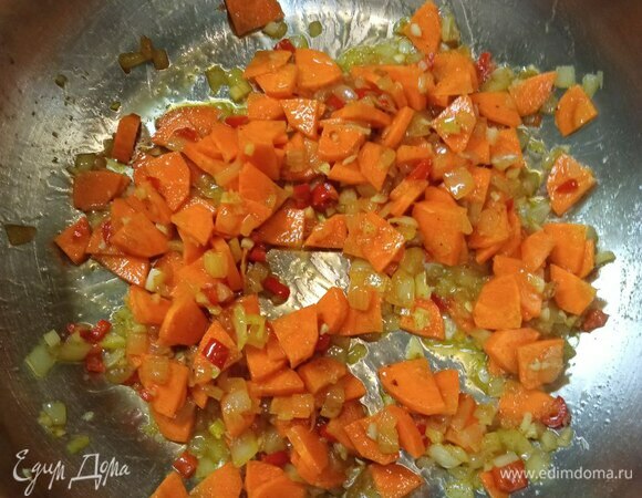 Режем морковь некрупно. Добавляем к луку. Обжариваем минут 5.