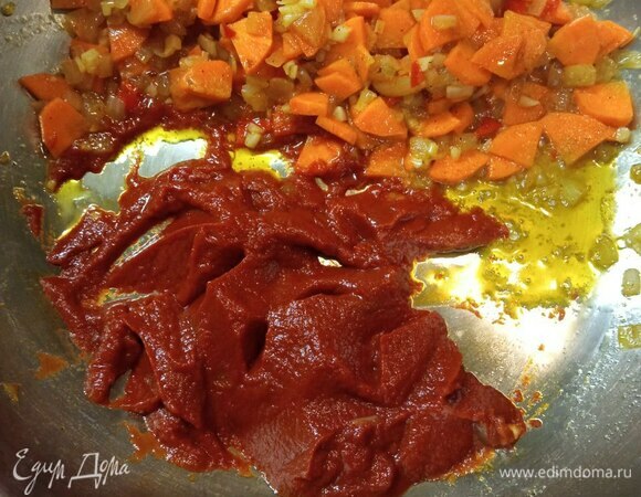 Отодвигаем овощи на край сковороды, выкладываем томатную пасту на свободное место. Добавляем сахар. Обжариваем, постоянно помешивая, 4 минуты. Лук с морковью тоже не забываем мешать. Соединяем все вместе. Можно добавить еще приправы. Смотрите на ваш вкус.