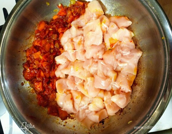 Готовую смесь опять отодвигаем на край. На свободное место выкладываем нарезанное кубиком куриное филе. При необходимости добавляем масло. Обжариваем до румянца.