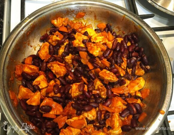 Смешиваем курицу с овощами, добавляем фасоль, если нужно, еще масла, перемешиваем и жарим минут 10.