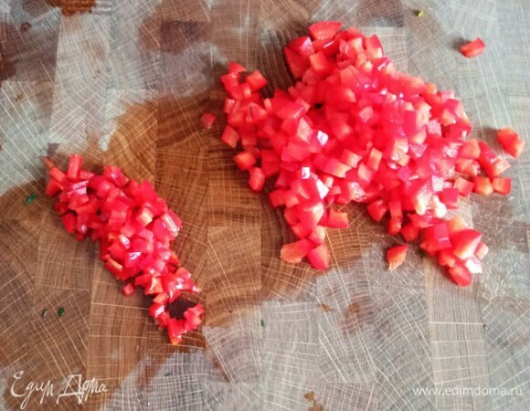 Мелким кубиком нарезаем болгарский перец. Также мелко нарезаем освобожденный от семян и перегородок перец чили. Добавляем в рикотту, тщательно перемешиваем. Добавляем паприку по вкусу. При желании солим. Подаем на тосте или крекере.