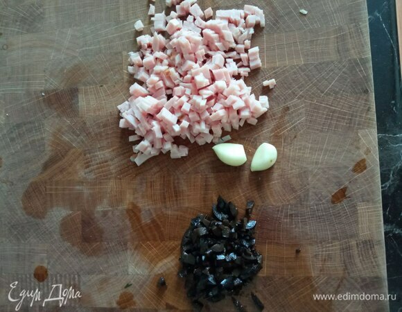 Мелко режем ветчину и оливки. Чеснок пропускаем через пресс. Добавляем в рикотту, тщательно перемешиваем. При желании солим. Подаем на тосте или крекере.