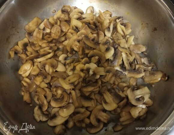 Картофель чистим и отвариваем почти до готовности. Он должен оставаться еще немного крепким. Шампиньоны чистим, режем дольками и обжариваем на разогретой сковороде без масла до полного выпаривания жидкости.