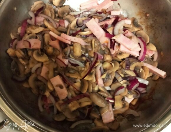 Добавляем оливковое масло и нарезанный полукольцами лук и майоран. Обжариваем минут 5, солим и перчим. Добавляем муку, тщательно перемешиваем и прогреваем 1 минуту.