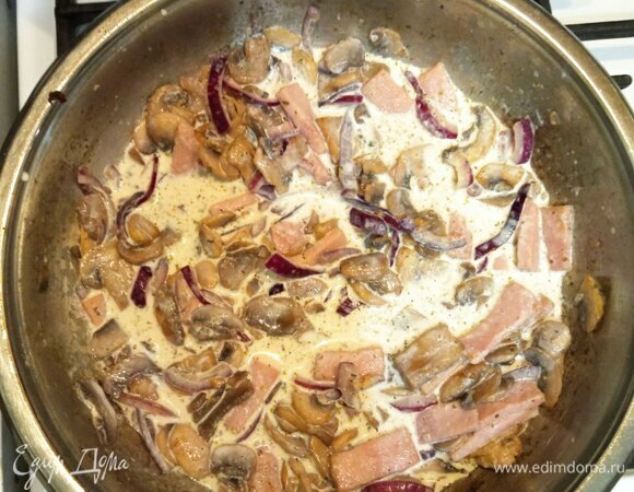 Ветчину нарезаем полосками. Добавляем к грибам. Вливаем теплые, но не горячие сливки. Перемешиваем. Прогреваем 1 минуту.
