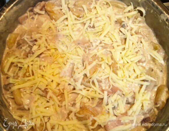 Сыр натираем на крупной терке. Посыпаем сыром наше блюдо. Накрываем крышкой и оставляем на слабом огне до расплавления сыра.
