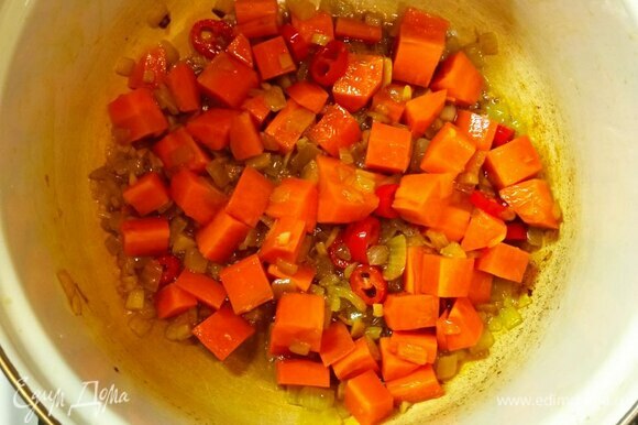 Морковь режем произвольным кубиком, добавляем в лук, обжариваем минуты 3.