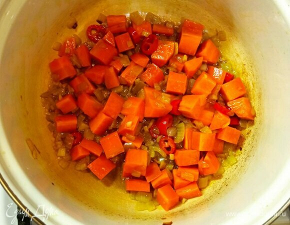 Морковь режем произвольным кубиком, добавляем в лук, обжариваем минуты 3.