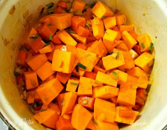 Тыкву режем кубиком и добавляем в кастрюлю. Я еще добавила стебельки зелени, никогда их не выбрасываю, когда мне нужны листики, а добавляю в супы. Приправляем черным перцем. Обжариваем минуты 3.