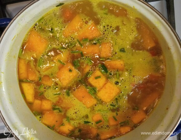 Заливаем в кастрюлю горячую воду. Доводим до кипения и варим на среднем огне до готовности овощей (минут 15–20).