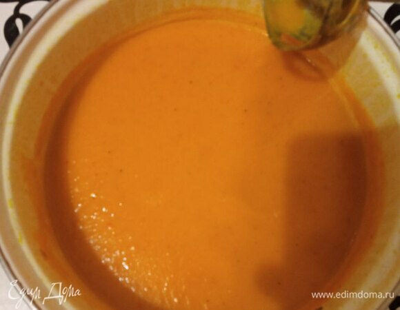 Когда овощи готовы, пробиваем погружным блендером (или в стакане) до однородности.