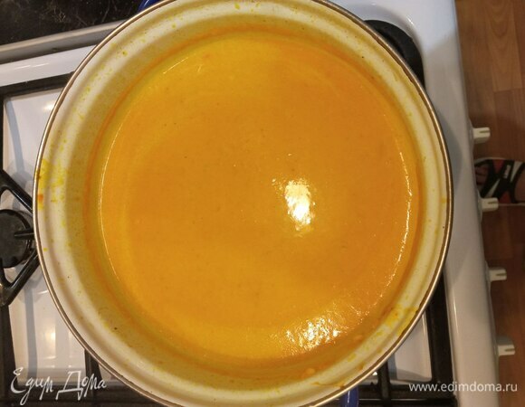 Возвращаем на плиту. Добавляем горячее молоко и булгур. Все прогреваем почти до кипения. Суп готов.