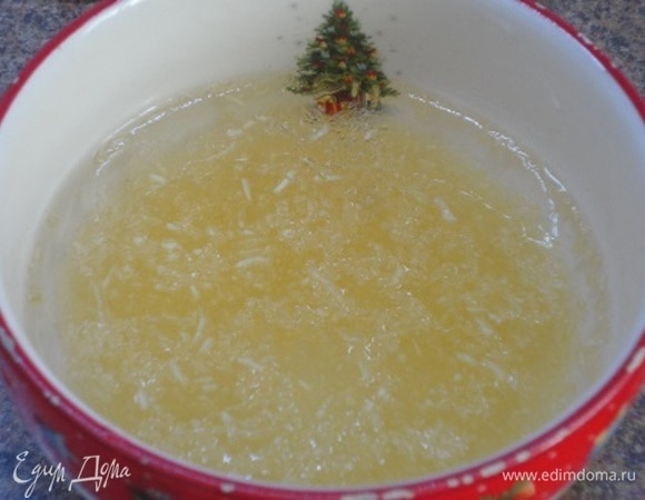 Желатин залить холодной кипяченой водой и оставить для набухания.