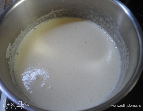 Желтки взбить с сахаром и ванильным сахаром. Молоко закипятить. Плиту выключаем, но кастрюля остается на плите. Добавляем разбухший желатин и размешиваем до полного растворения, затем струйкой, постоянно помешивая, вливаем взбитые желтки с сахаром. Продолжаем размешивать до растворения сахара.