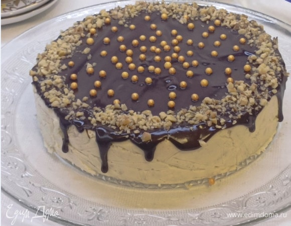 Готовый десерт заливаем шоколадом (выбирайте любимый вами шоколад), растопленным со сливочным маслом, и посыпаем орехами.