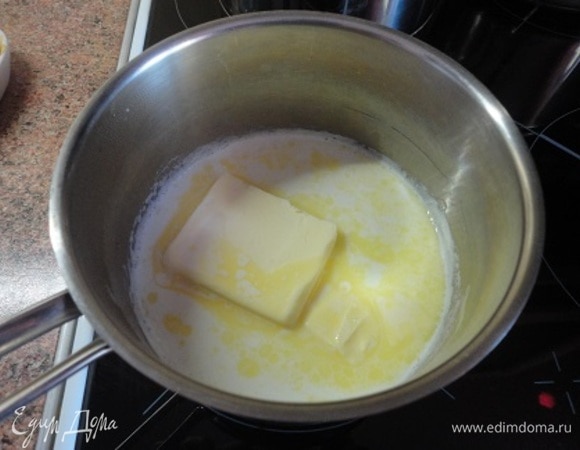 В конце выкладываем сливочное масло и убираем с плиты. В теплой жидкости оно скоро растает.