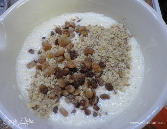К творожному сыру добавляем жидкую смесь и изюм с орехами. Перемешиваем и выливаем в разъемную форму диаметром 20 см. Выдержать в холодильнике до застывания.