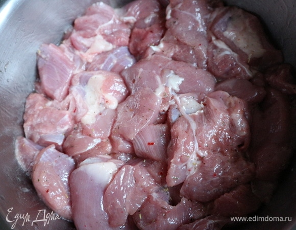 Замариновать филе бедра индейки, нарезанное на кусочки, на 30–40 минут: посыпать итальянскими травами, солью, перцем, добавить оливковое масло, лимонный сок и перемешать.