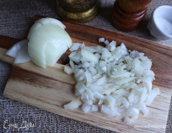 Репчатый лук (надо взять большую луковицу) почистить, разрезать пополам. Одну часть нарезать на средние кусочки, другую — мелко. Лука должно быть достаточно много в фарше. Мелко нарезанный лук растолочь в ступке со щепоткой соли и перца.