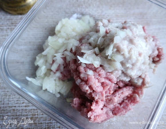 Индейку и лук, нарезанный на средние кусочки, пропустить через мясорубку, добавить истолченный в ступке лук. Благодаря такой процедуре фарш станет сочнее, рельефнее. Немного посолить, поперчить.