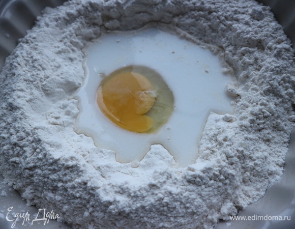 Приготовить тесто. В пшеничную муку добавить воду с солью, молоко, яйцо (небольшое). Молоко придаст тесту нежность.