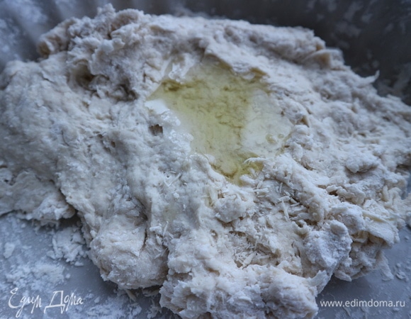 Вымесить тесто, добавить оливковое масло, 1 столовой ложки будет достаточно, тесто приобретет нужную эластичность. Вымесить более тщательно, тесто должно быть достаточно однородным.