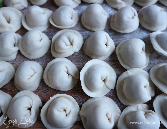 Перегнуть тесто с начинкой пополам, скрепить края, а затем — противоположные концы пельменя. Так поступить и с другими заготовками из теста и мяса индейки. Положить на деревянную дощечку, посыпанную мукой, пельмени и убрать в морозильную камеру. Через 5–6 часов переложить пельмени в целлофановый пакет.