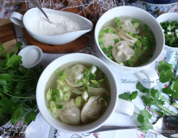 Достать пельмени из морозильной камеры. Бульон разделить на две части. Одну часть бульона довести до кипящего состояния и сварить пельмени, так они будут особенно вкусны. Варить 6–7 минут, до готовности. Другую часть горячего бульона использовать для подачи. Можно дополнить зеленью укропа, петрушки, зеленого лука.